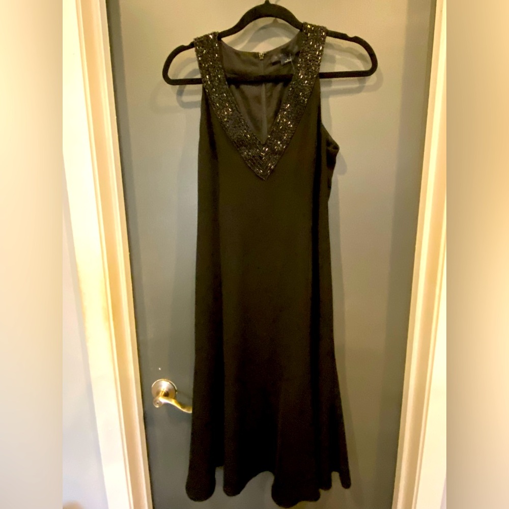 WORTH Dress,Sz 4 black sleeveless w/V Neck & flared skirt. Beading adorns V neck